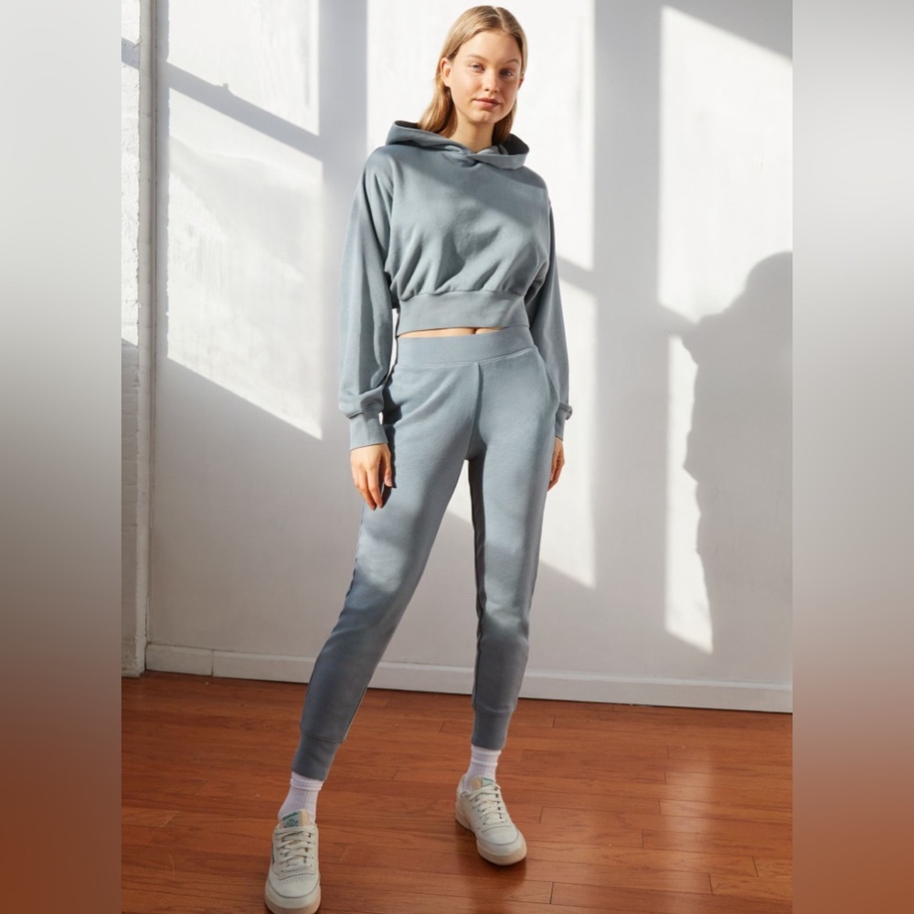 Aritzia TNA Cozy AF Fleece Perfect Shrunken Cropped Hoodie in Plum Purple - Picture 11 of 12